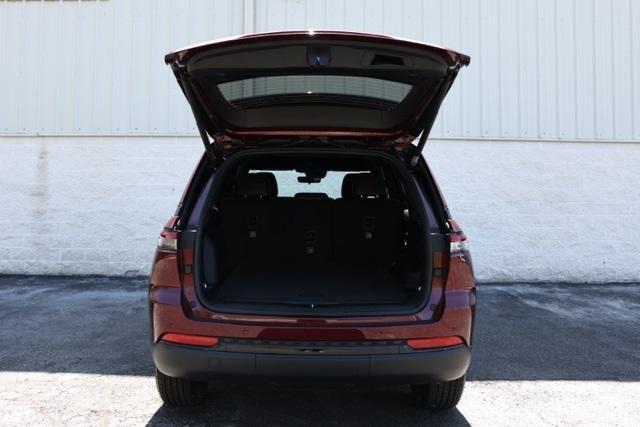 new 2025 Jeep Grand Cherokee car, priced at $38,995