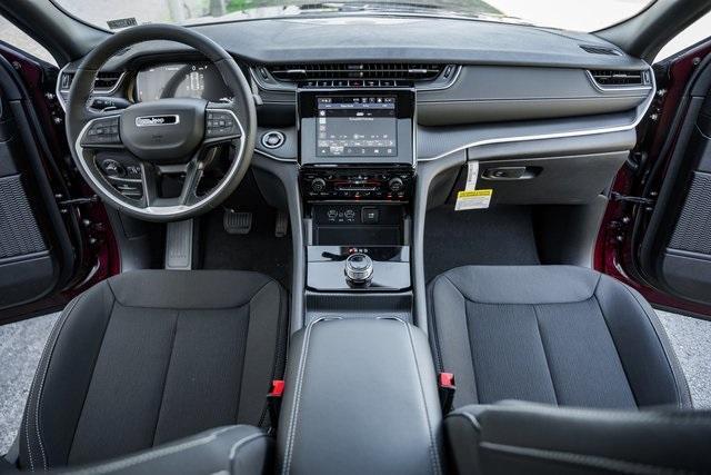 new 2025 Jeep Grand Cherokee car, priced at $37,000