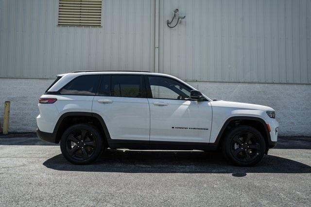 new 2025 Jeep Grand Cherokee car, priced at $40,000