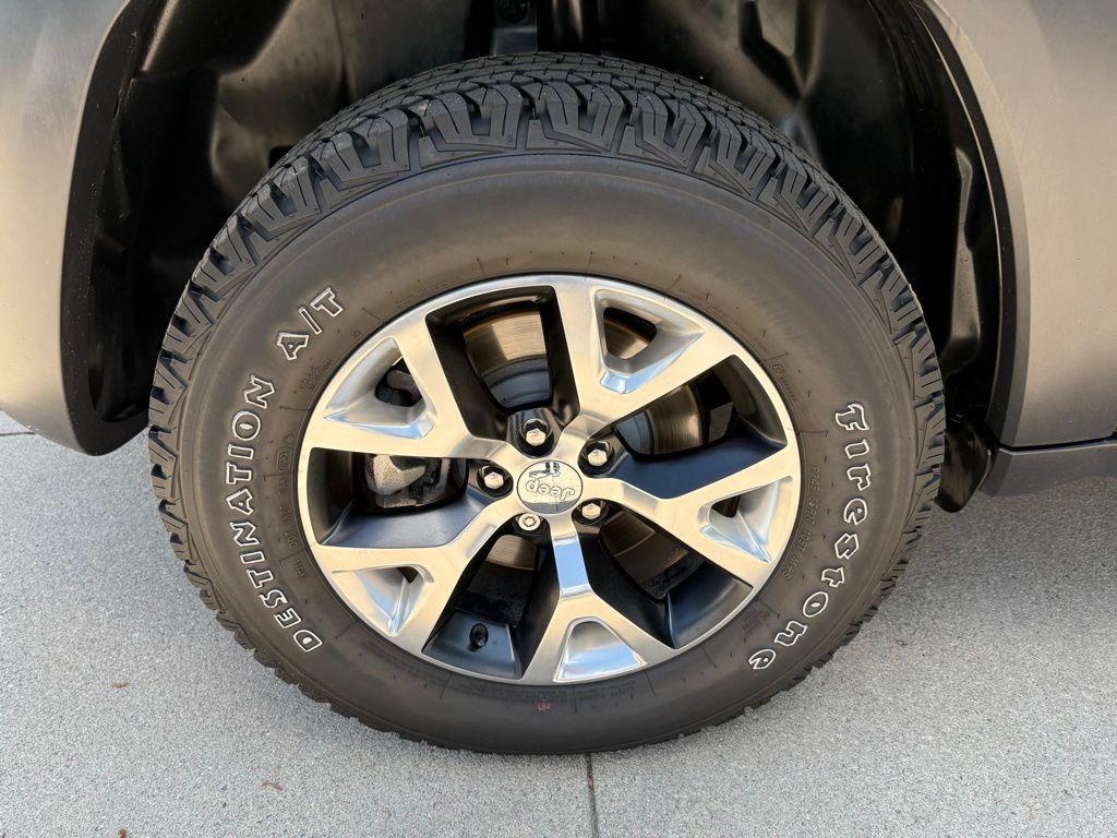 used 2015 Jeep Cherokee car, priced at $15,392