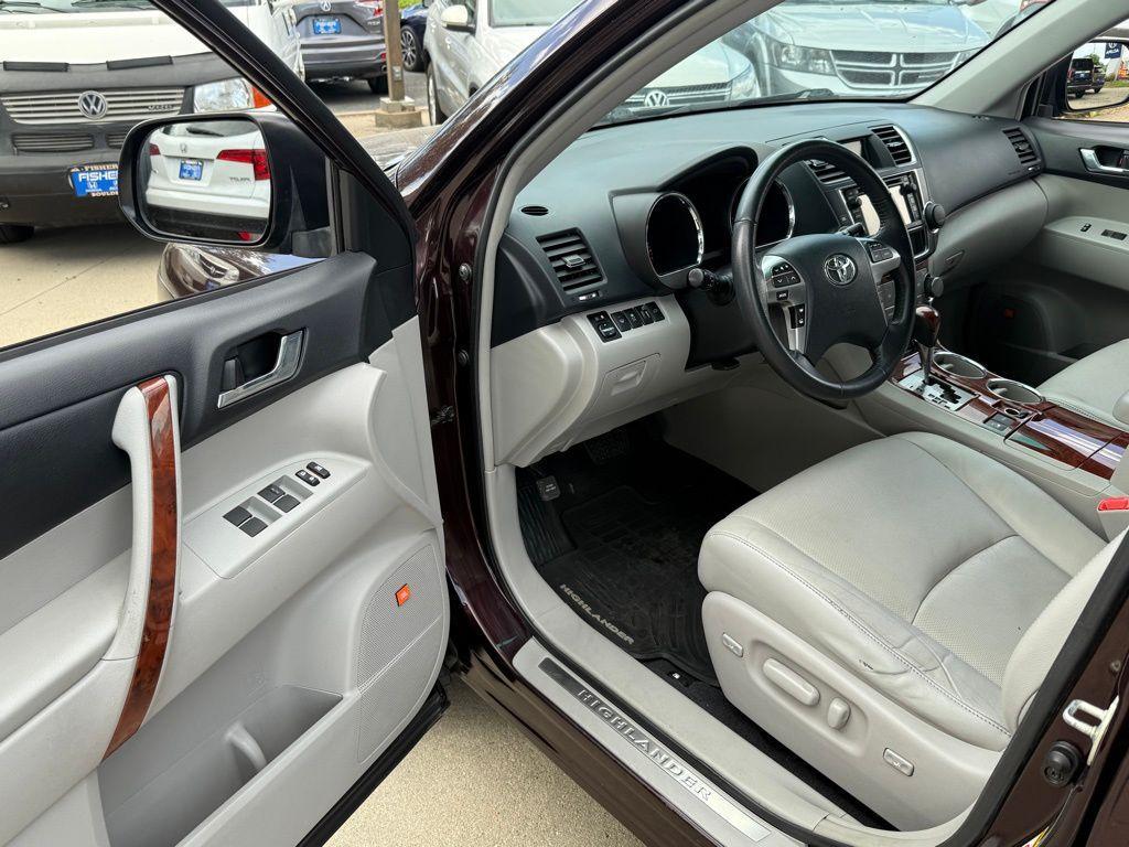 used 2013 Toyota Highlander car, priced at $9,682