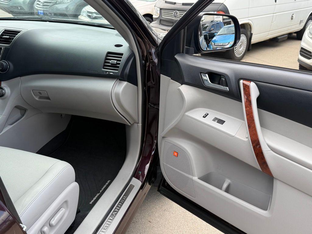 used 2013 Toyota Highlander car, priced at $9,682