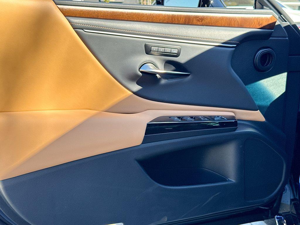 new 2025 Lexus ES 350 car, priced at $52,025