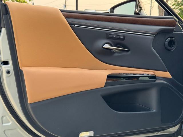 new 2025 Lexus ES 300h car, priced at $55,941
