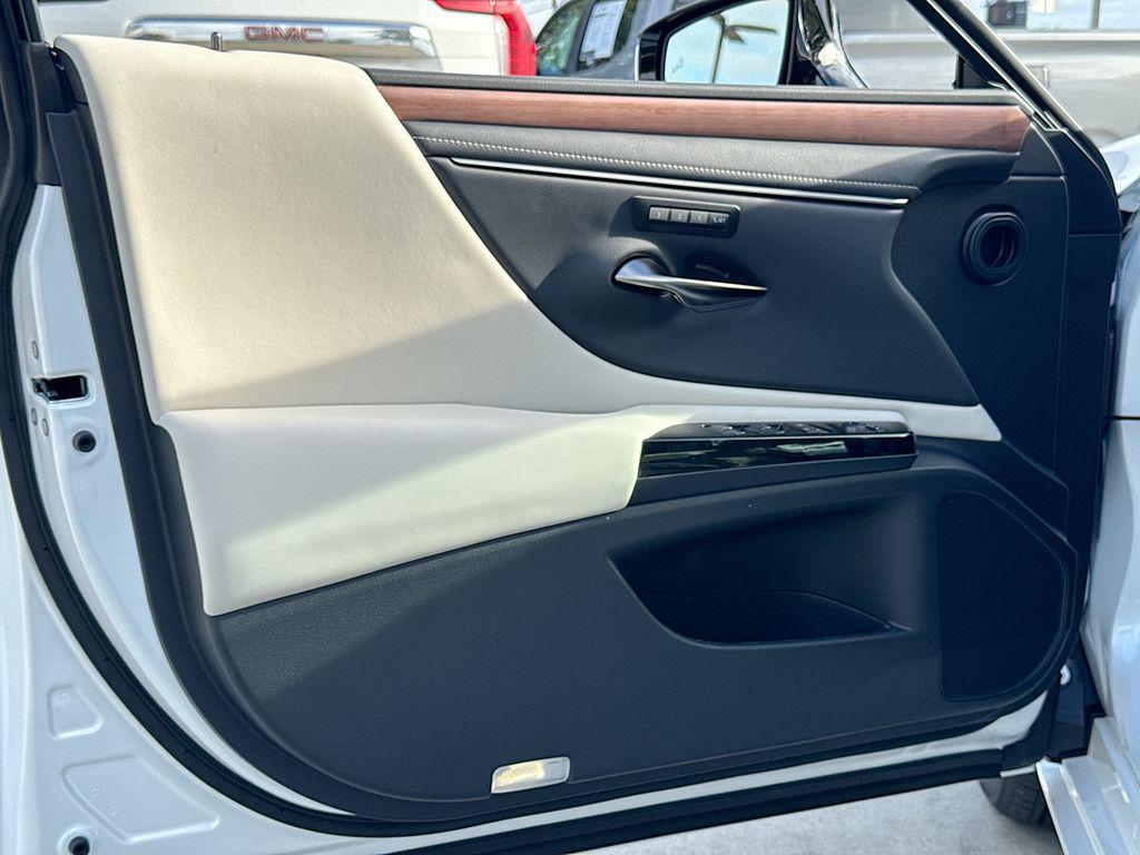 new 2025 Lexus ES 300h car, priced at $53,426