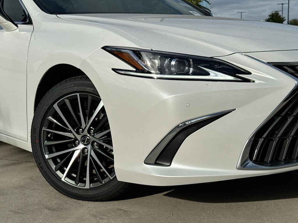 new 2025 Lexus ES 300h car, priced at $53,426
