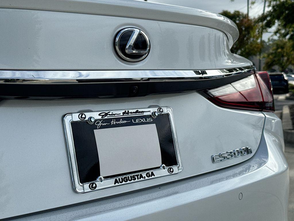 new 2025 Lexus ES 300h car, priced at $53,426