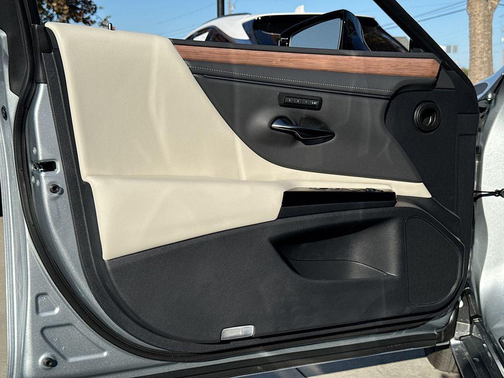 new 2025 Lexus ES 350 car, priced at $52,106