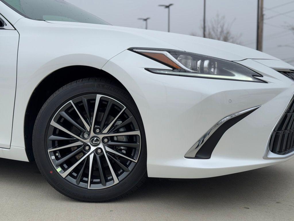 new 2025 Lexus ES 300h car, priced at $51,644