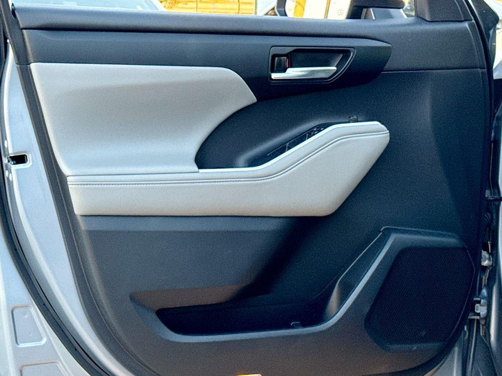 used 2022 Toyota Highlander car, priced at $39,553