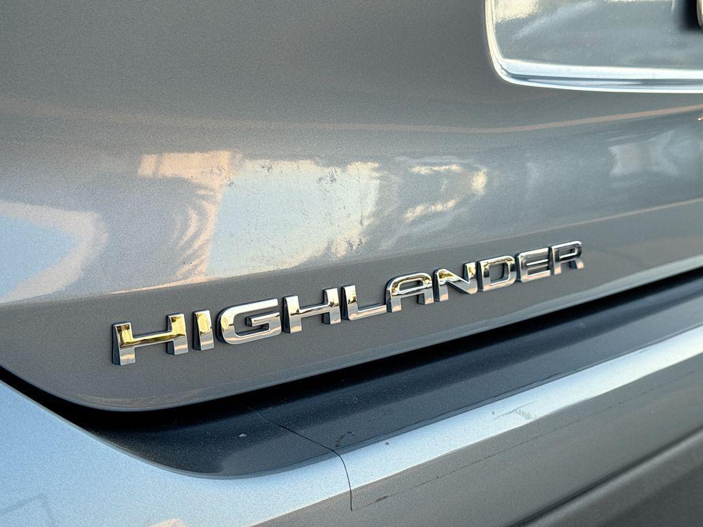 used 2022 Toyota Highlander car, priced at $39,553