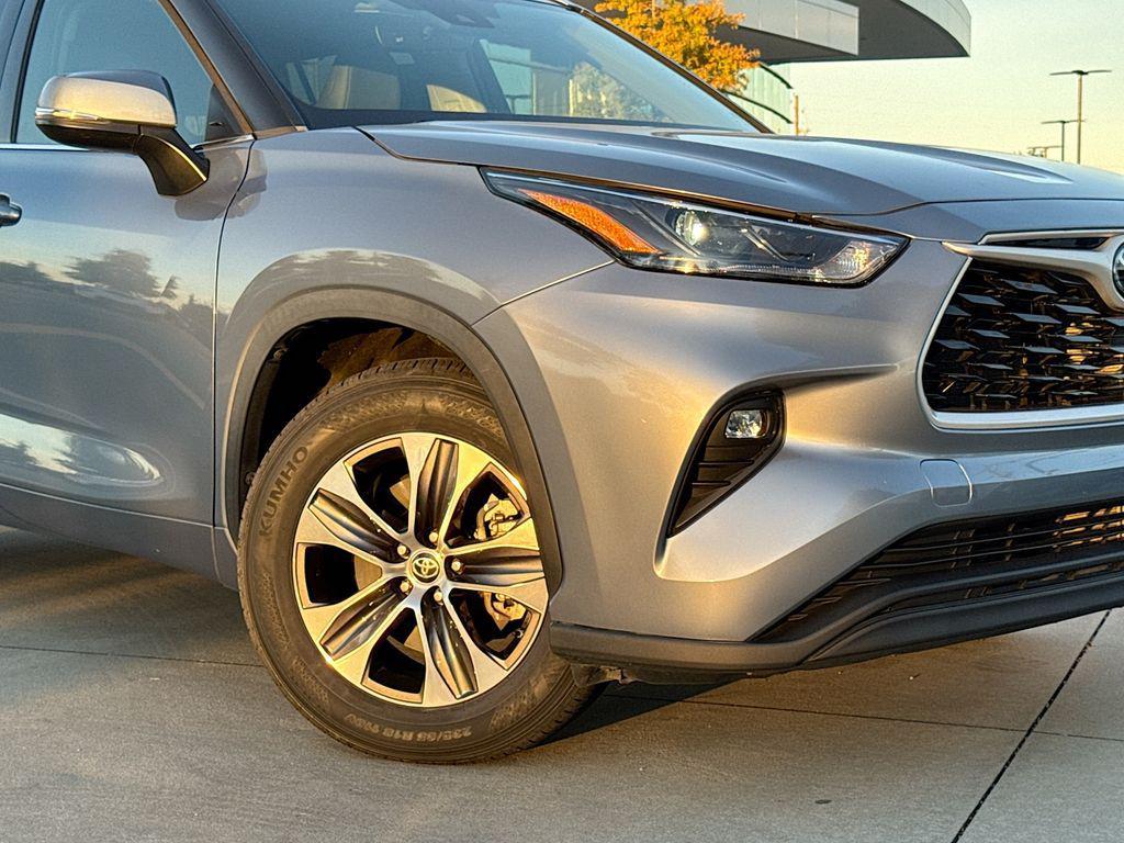 used 2022 Toyota Highlander car, priced at $39,553