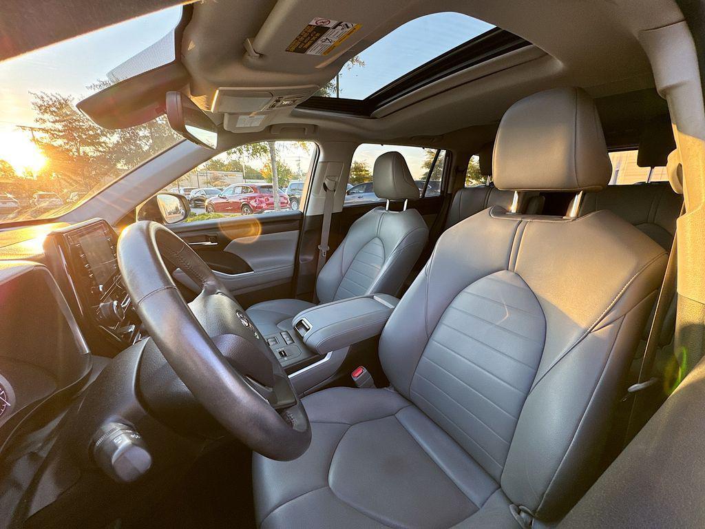 used 2022 Toyota Highlander car, priced at $39,553