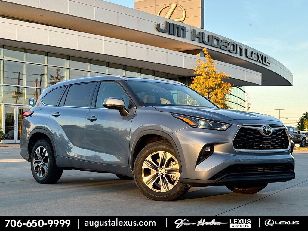 used 2022 Toyota Highlander car, priced at $39,553