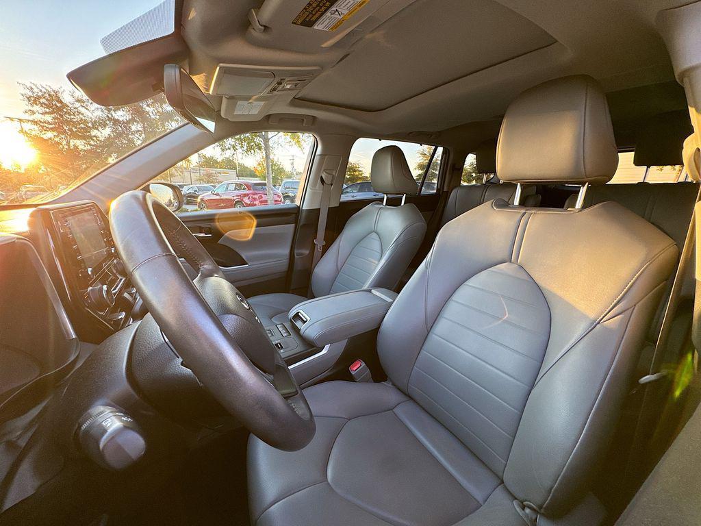 used 2022 Toyota Highlander car, priced at $39,553