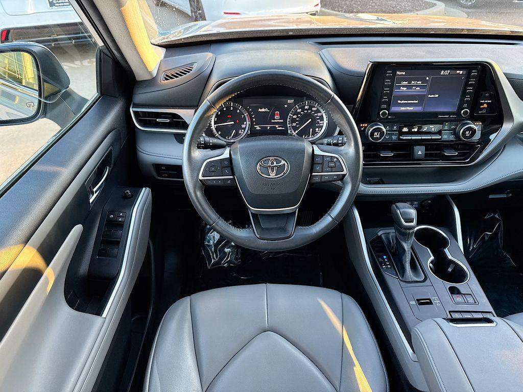 used 2022 Toyota Highlander car, priced at $39,553