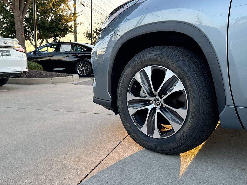 used 2022 Toyota Highlander car, priced at $39,553