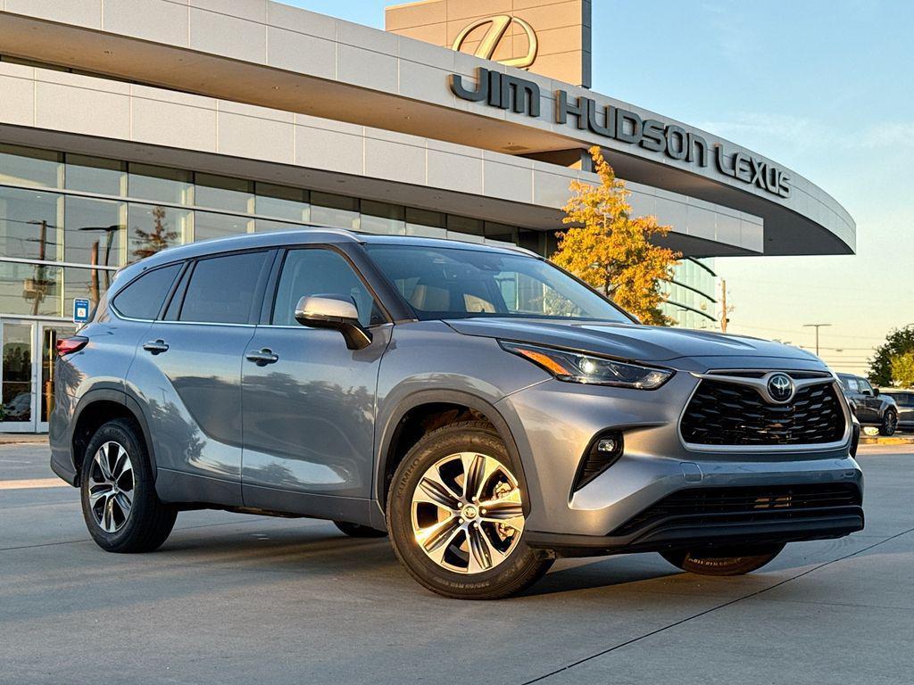 used 2022 Toyota Highlander car, priced at $39,553
