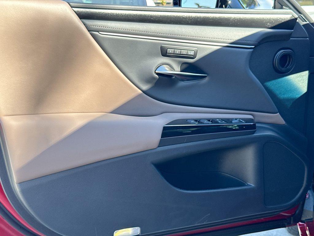 new 2025 Lexus ES 350 car, priced at $51,606