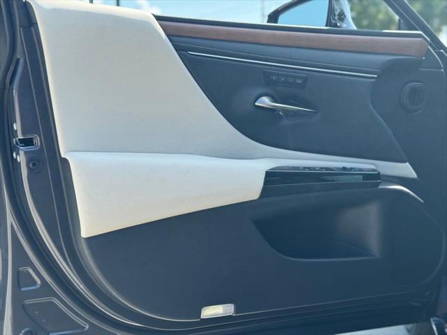 new 2025 Lexus ES 300h car, priced at $53,206