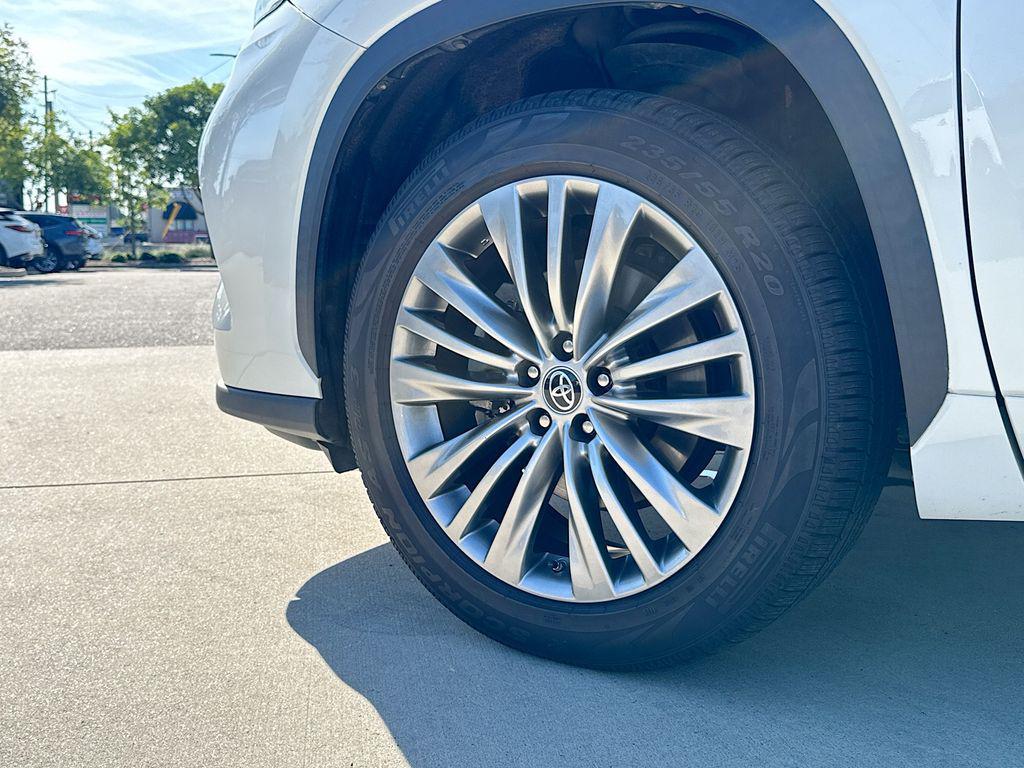 used 2021 Toyota Highlander car, priced at $37,652