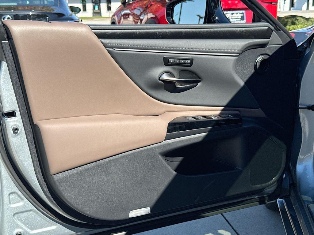 new 2025 Lexus ES 350 car, priced at $52,525
