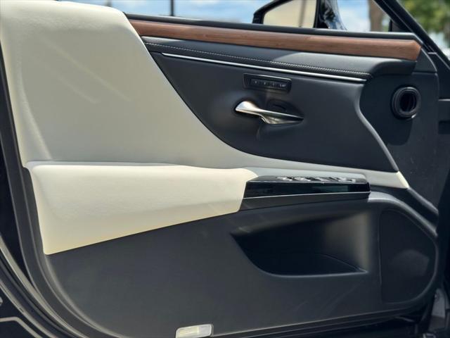 new 2025 Lexus ES 300h car, priced at $53,645