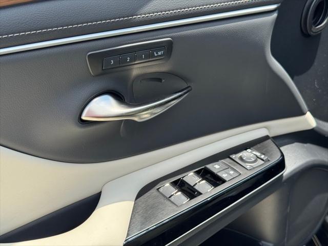 new 2025 Lexus ES 300h car, priced at $53,645