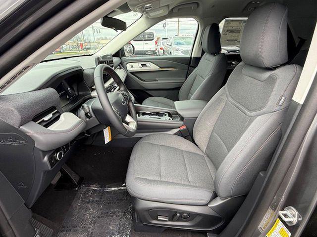 new 2025 Ford Explorer car, priced at $40,125