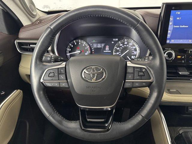 used 2021 Toyota Highlander car, priced at $31,500