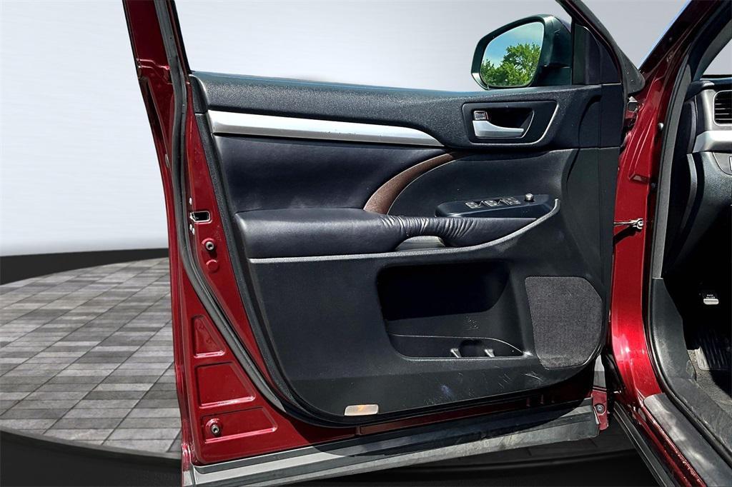 used 2016 Toyota Highlander car, priced at $19,295