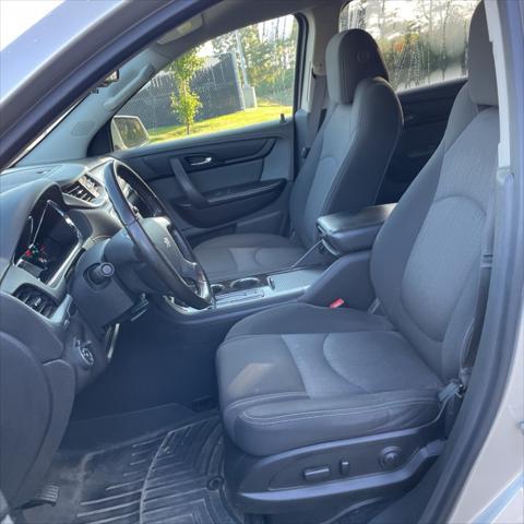 used 2015 Chevrolet Traverse car, priced at $11,500