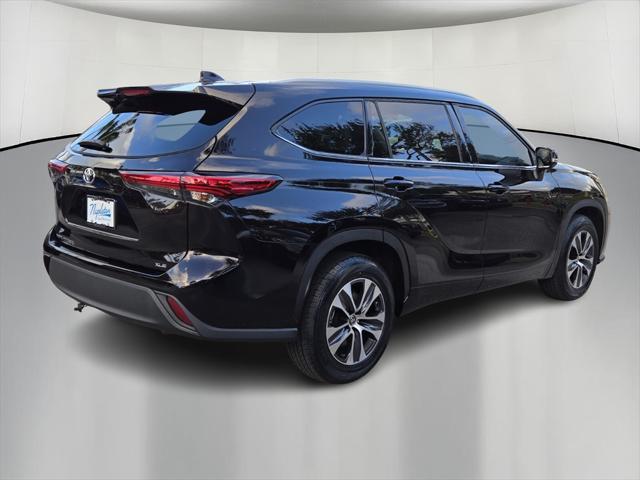 used 2022 Toyota Highlander car, priced at $33,347