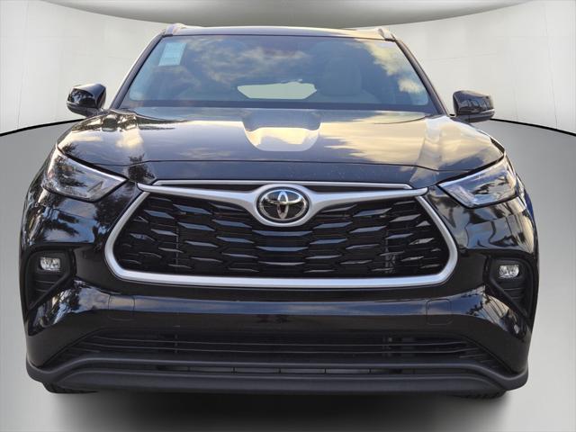 used 2022 Toyota Highlander car, priced at $33,347