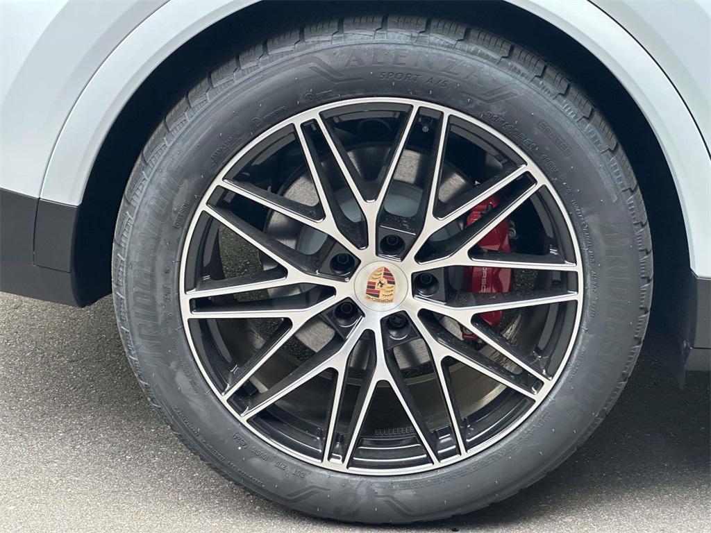 new 2025 Porsche Cayenne car, priced at $128,575