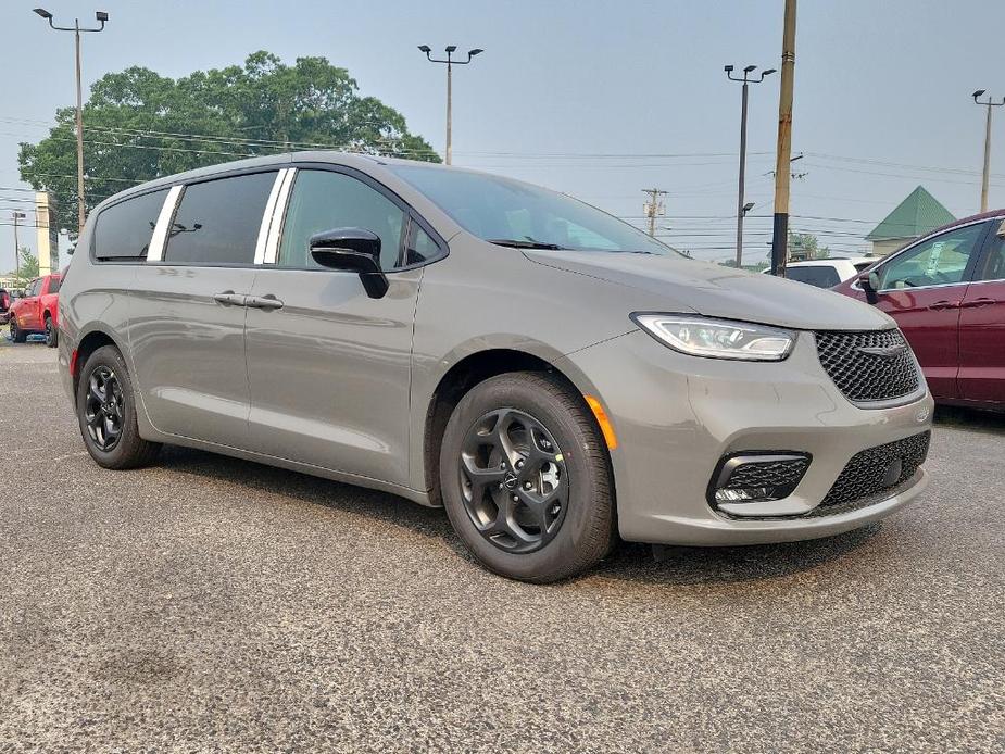 new 2023 Chrysler Pacifica Hybrid car