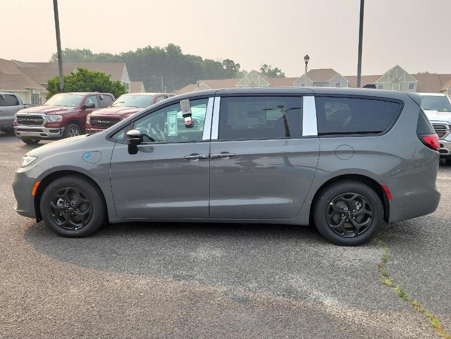 new 2023 Chrysler Pacifica Hybrid car