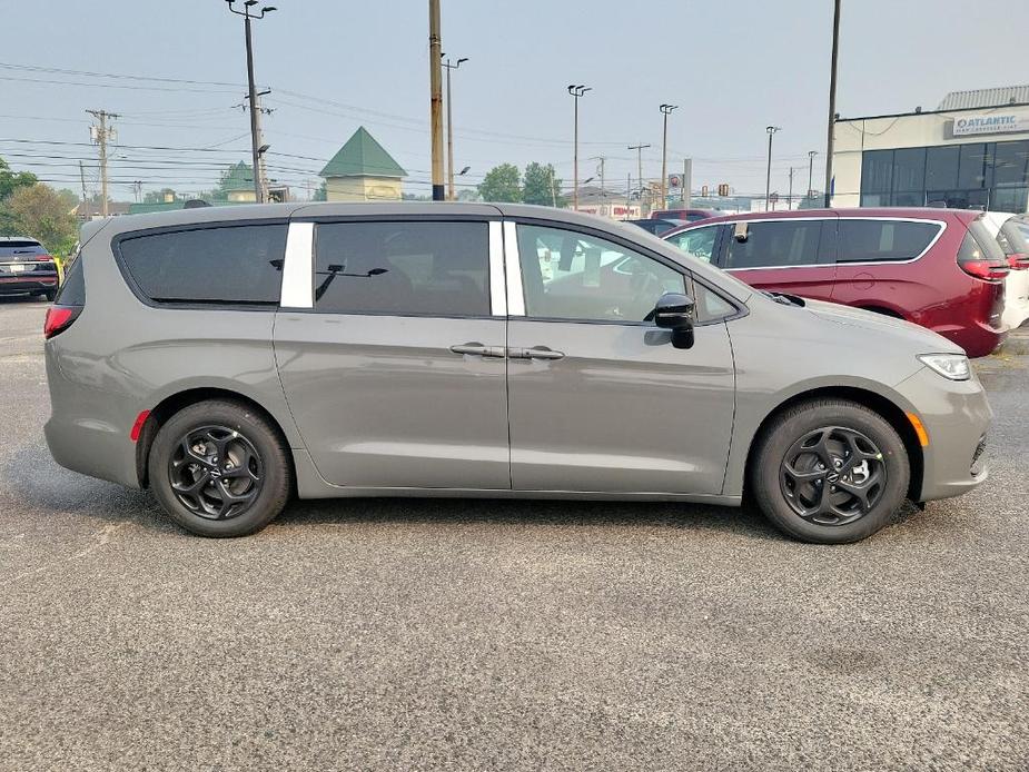 new 2023 Chrysler Pacifica Hybrid car