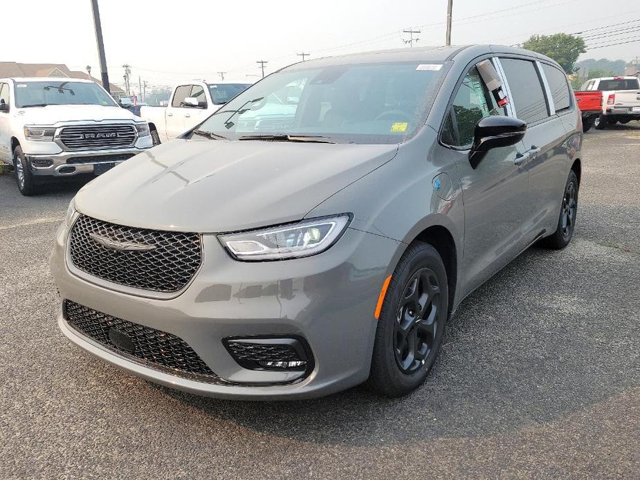 new 2023 Chrysler Pacifica Hybrid car