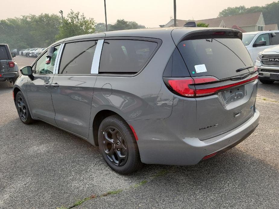 new 2023 Chrysler Pacifica Hybrid car