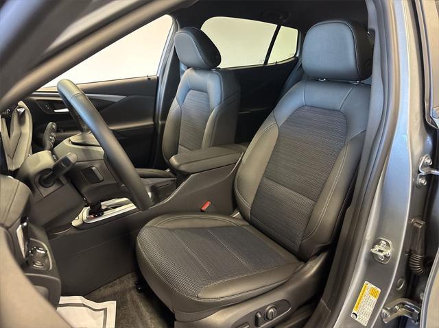 new 2025 Buick Envista car, priced at $27,220