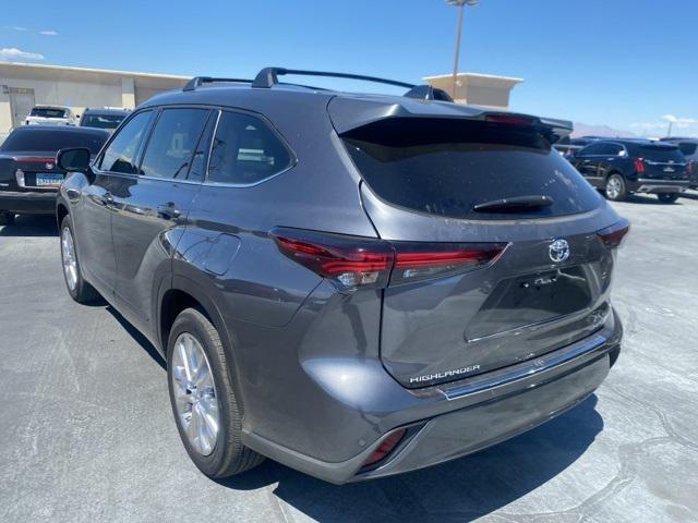 used 2025 Toyota Highlander car, priced at $47,999