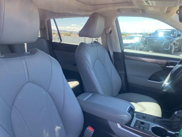 used 2025 Toyota Highlander car, priced at $47,999