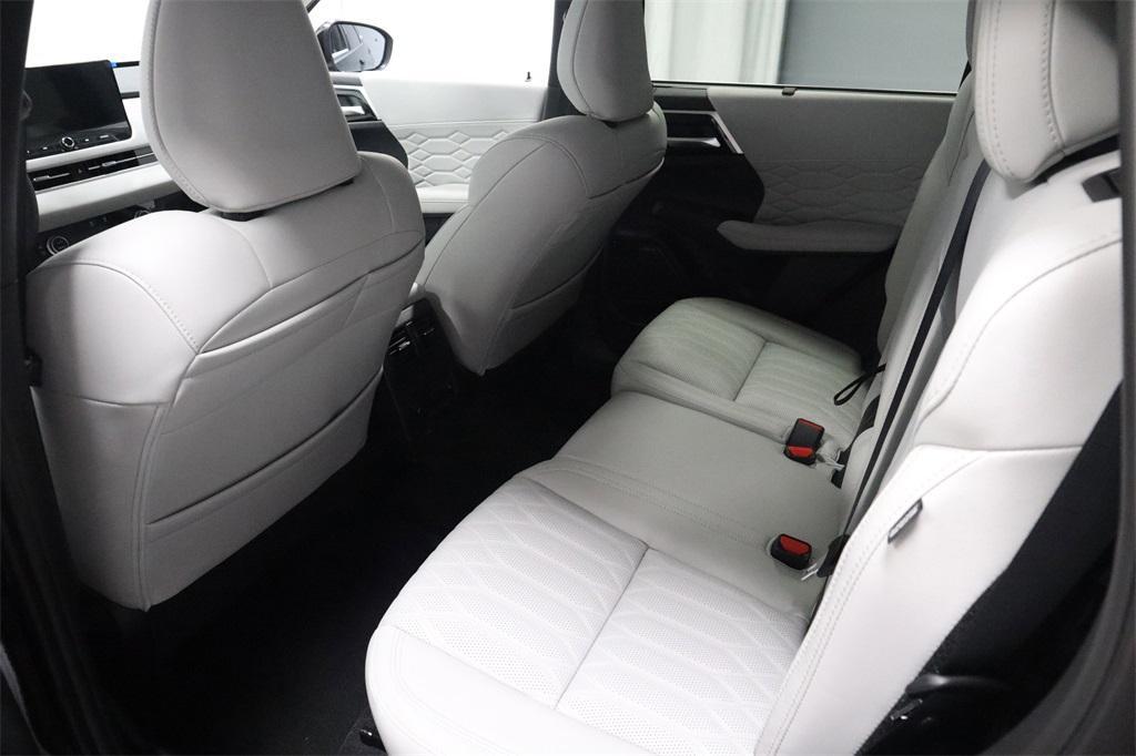 new 2025 Mitsubishi Outlander car