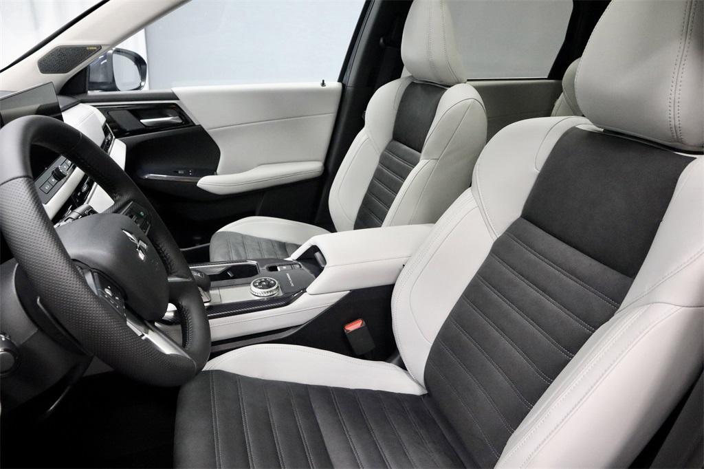new 2025 Mitsubishi Outlander car
