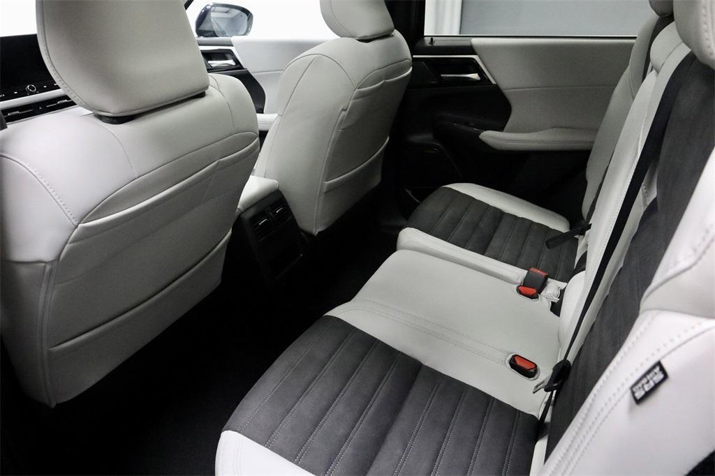 new 2025 Mitsubishi Outlander car