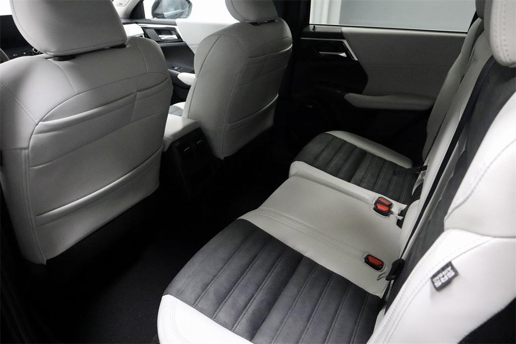 new 2025 Mitsubishi Outlander car