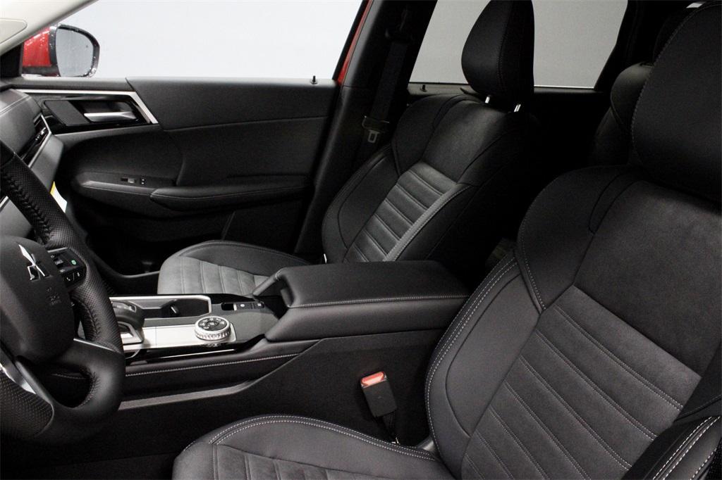 new 2025 Mitsubishi Outlander car
