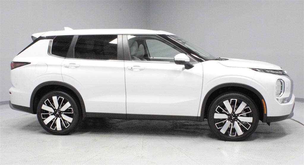 new 2025 Mitsubishi Outlander car