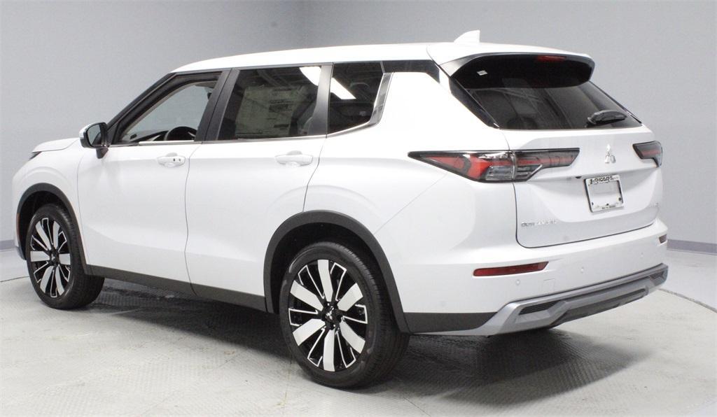 new 2025 Mitsubishi Outlander car